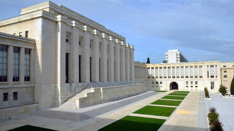 Façade à colonnades du Palais des Nations à Genève, vue depuis l’esplanade