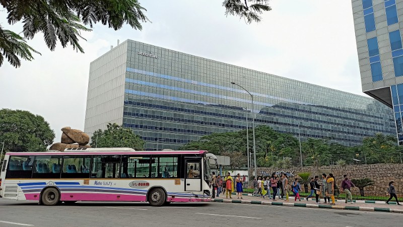 Immeuble de verre Accenture avec son logo, vu de la rue en Inde