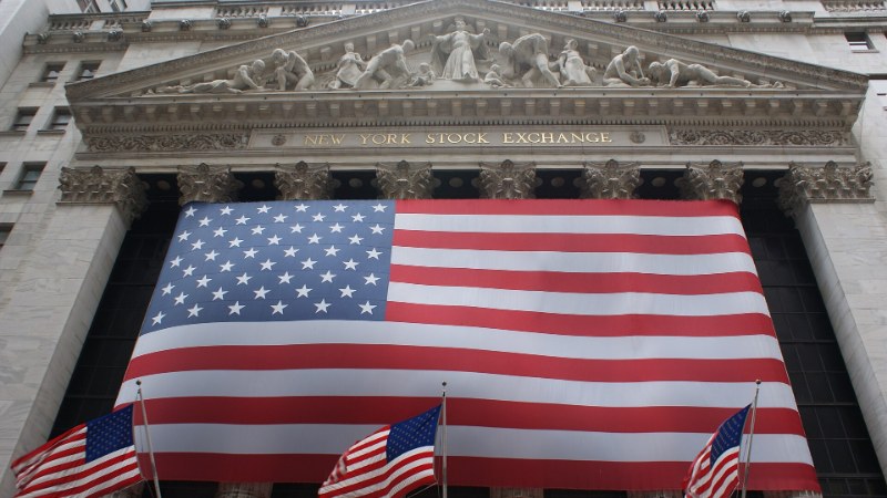 Façade de la Bourse de New York, fronton, grand drapeau américain et colonnes