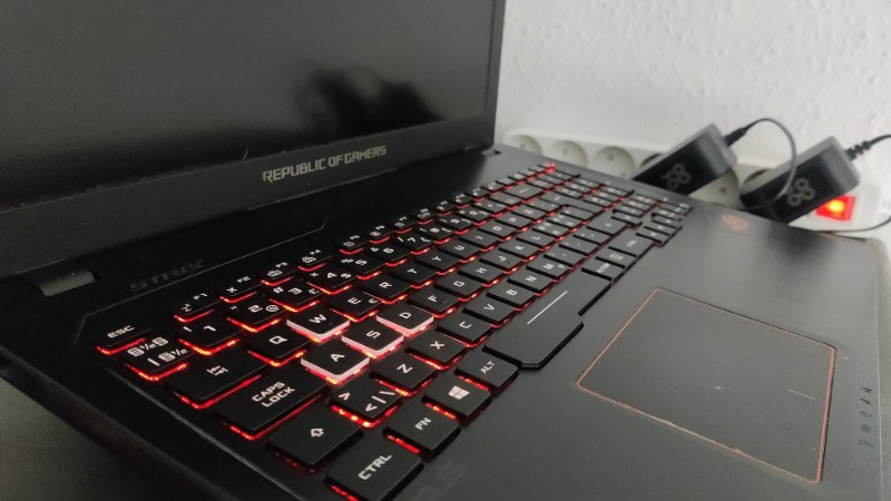Le clavier retroeclaire d'un ordinateur portable Asus, vu de trois quarts