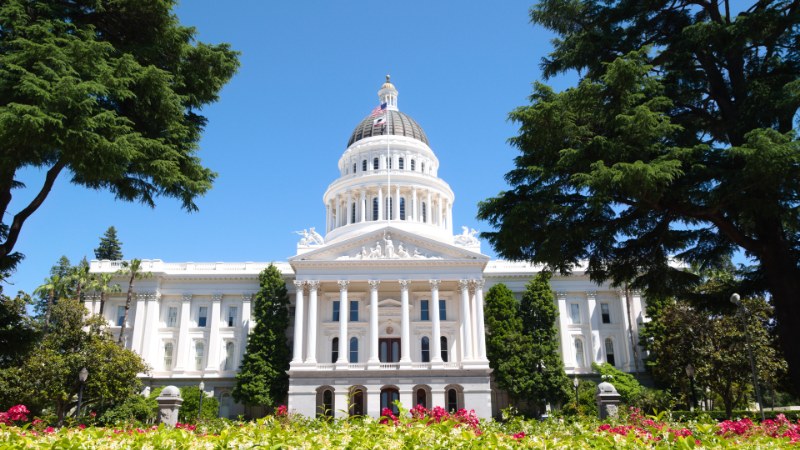 Capitole de l’État de Californie à Sacramento, façade blanche sous un ciel bleu