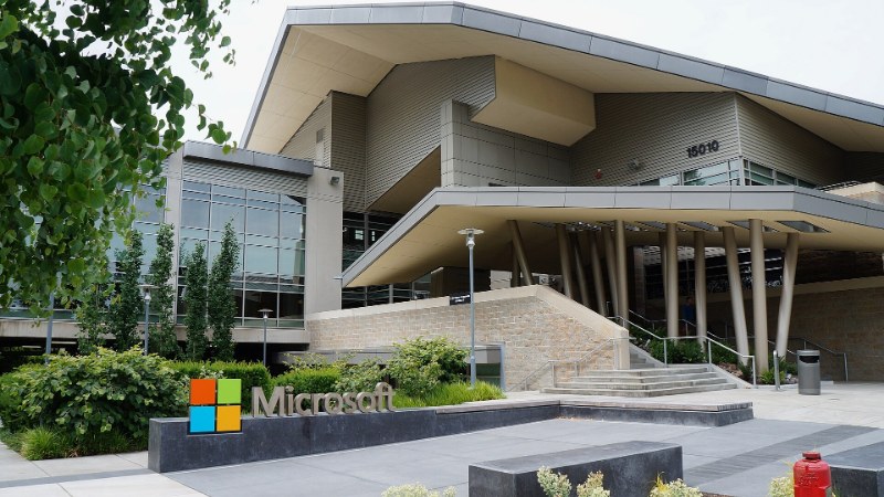 Bâtiment du campus Microsoft à Redmond, avec l’enseigne Microsoft au premier plan
