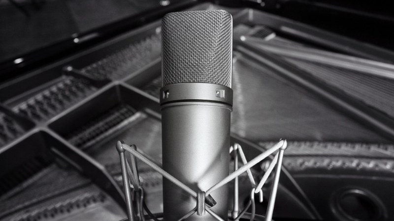 Microphone de studio à large membrane sur suspension élastique, vu de près, en noir et blanc