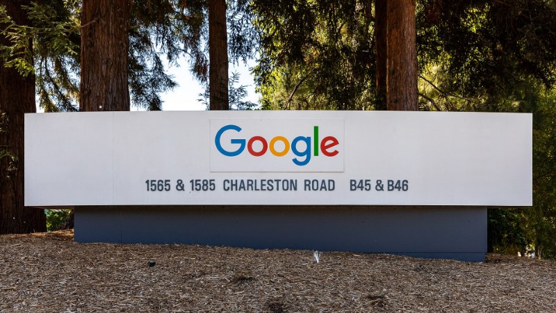 Le panneau Google de Charleston Road, à Mountain View, devant des séquoias