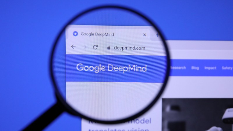 Le site de Google DeepMind affiché sur un écran et observé à la loupe