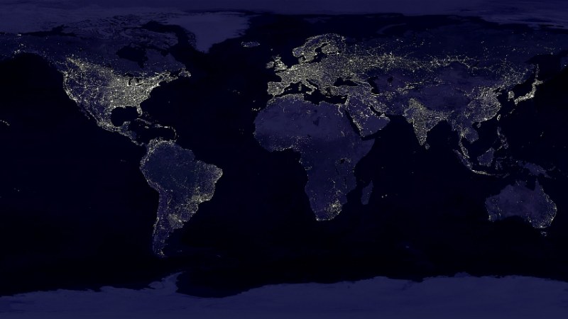 La Terre vue de nuit depuis l’espace : un réseau dense de lumières urbaines sur les continents, dessiné par les données du satellite DMSP entre 1994 et 1995