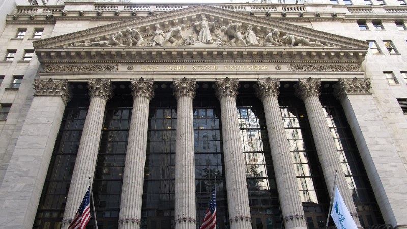 Façade à colonnes de la Bourse de New York, fronton sculpté et drapeaux