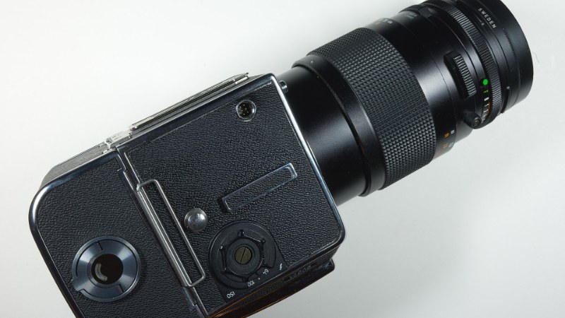 Un Hasselblad 503CX et son objectif sur fond blanc : l’appareil à visée par le dessus auquel Halide compare son nouveau viseur