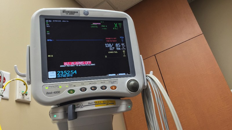 Un moniteur de constantes dans une chambre d’hôpital