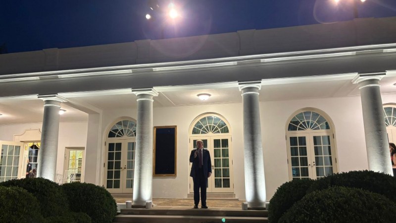 Un rassemblement officiel dans le jardin de la Maison-Blanche, sous un ciel clair