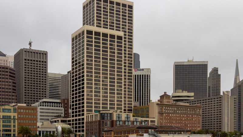 Gratte-ciel du centre de San Francisco, dont une tour beige et une tour sombre