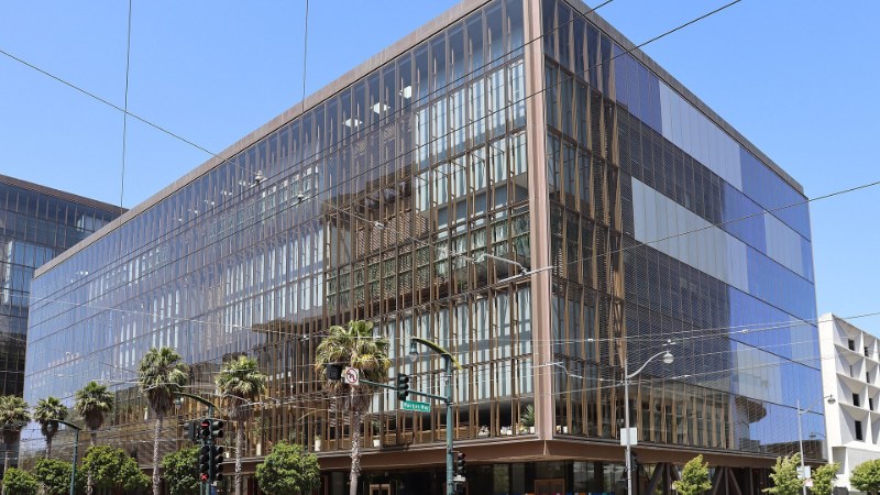 Immeuble de bureaux moderne à façade de verre et lames de bois, vu d’une rue de San Francisco