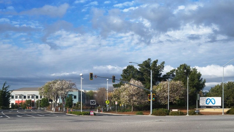 Vue de l’entrée du campus Meta à Menlo Park, avec le panneau au logo infini