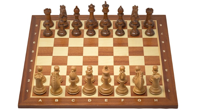 Un echiquier et ses pieces en bois, vus de pres