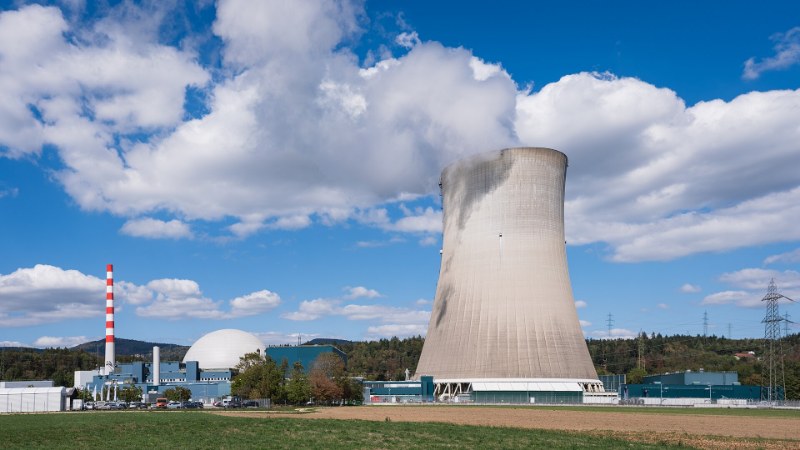 Une centrale nucleaire et sa tour de refroidissement, sous un ciel degage