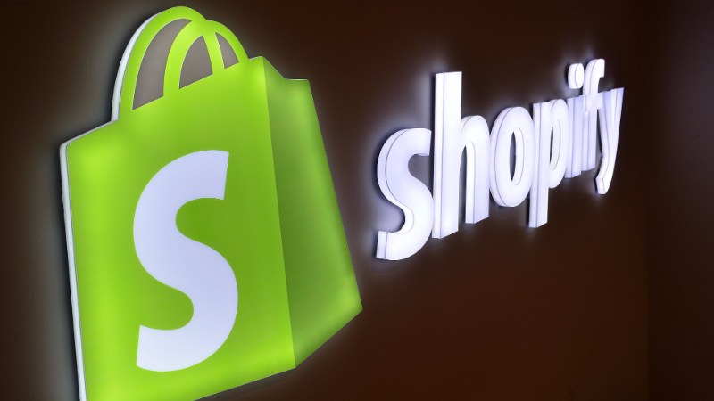 La facade du bureau de Shopify a Toronto, vu depuis la rue